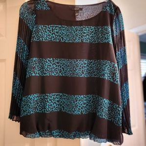 Womens very fashionable top, beautiful turquoise and black with flared sleeves.
